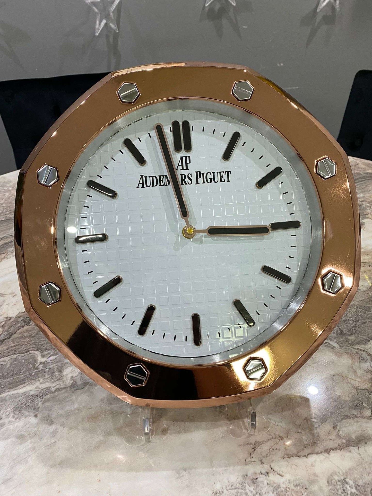 Luxurious stainless steel wall clock based on yellow gold bezel and white face