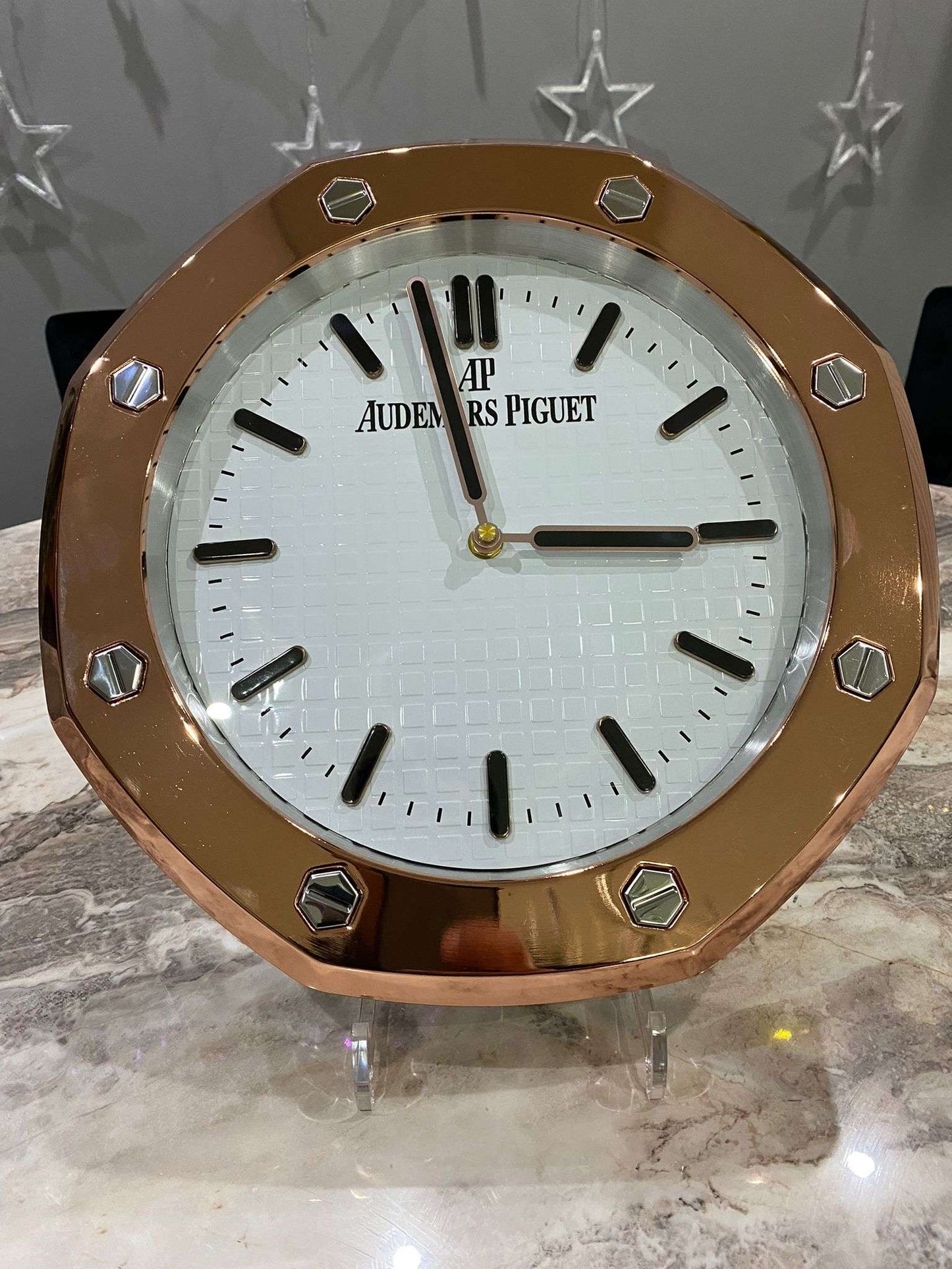 Luxurious stainless steel wall clock based on yellow gold bezel and white face